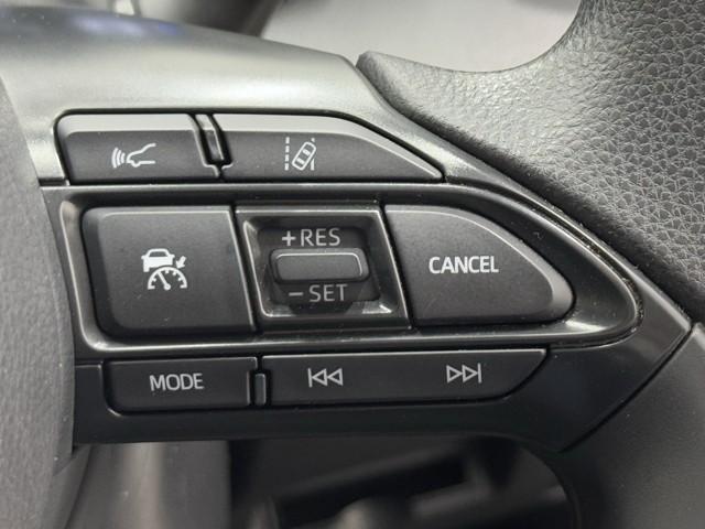 ヤリスクロス ハイブリッドＸ　衝突被害軽減ブレーキ　ＡＢＳ　アイドリングストップ　横滑り防止機能　ナビ　エアバッグ　パワーウインドウ　バックモニター　盗難防止システム　インテリキー　エアコン　キーレスエントリーキー　メモリーナビ（13枚目）