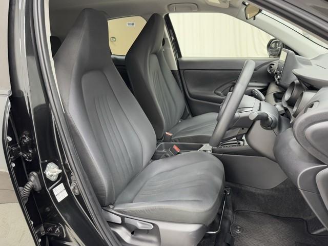 ヤリスクロス ハイブリッドＸ　衝突被害軽減ブレーキ　ＡＢＳ　アイドリングストップ　横滑り防止機能　ナビ　エアバッグ　パワーウインドウ　バックモニター　盗難防止システム　インテリキー　エアコン　キーレスエントリーキー　メモリーナビ（16枚目）