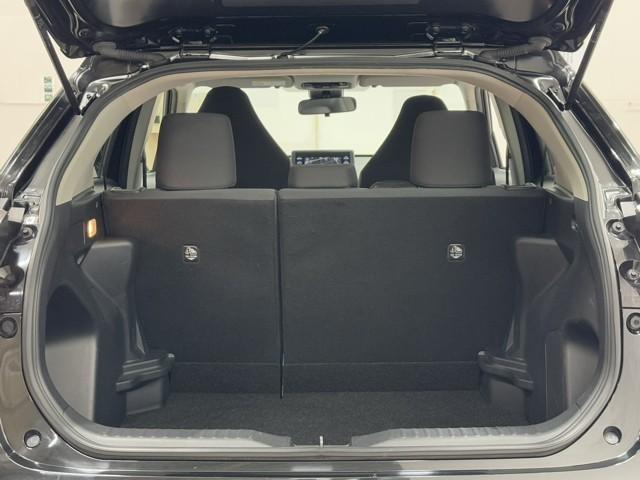 ヤリスクロス ハイブリッドＸ　衝突被害軽減ブレーキ　ＡＢＳ　アイドリングストップ　横滑り防止機能　ナビ　エアバッグ　パワーウインドウ　バックモニター　盗難防止システム　インテリキー　エアコン　キーレスエントリーキー　メモリーナビ（18枚目）