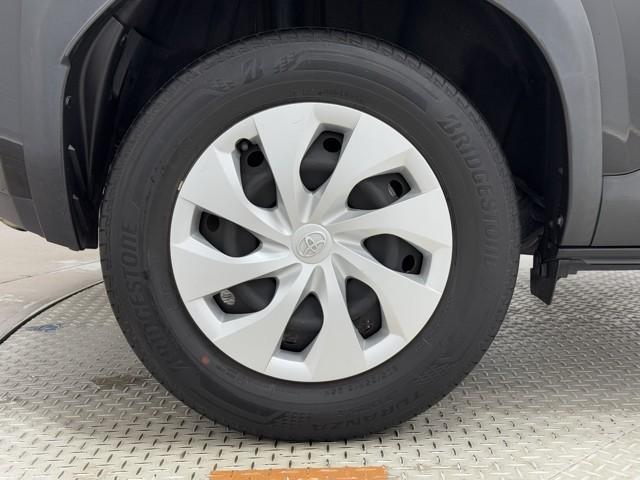 ヤリスクロス ハイブリッドＸ　衝突被害軽減ブレーキ　ＡＢＳ　アイドリングストップ　横滑り防止機能　ナビ　エアバッグ　パワーウインドウ　バックモニター　盗難防止システム　インテリキー　エアコン　キーレスエントリーキー　メモリーナビ（19枚目）