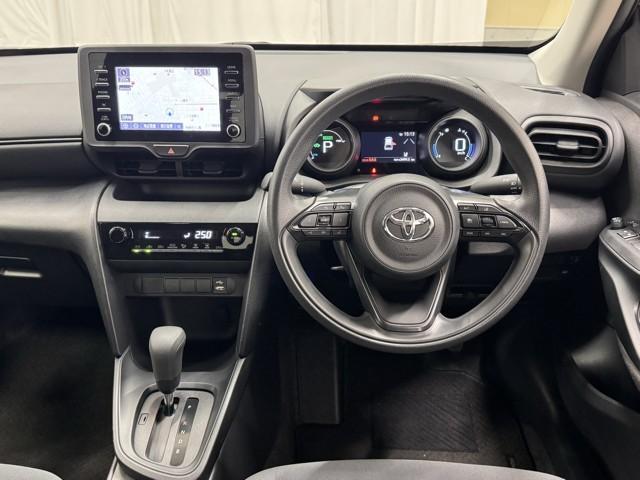 ヤリスクロス ハイブリッドＸ　衝突被害軽減ブレーキ　ＡＢＳ　アイドリングストップ　横滑り防止機能　ナビ　エアバッグ　パワーウインドウ　バックモニター　盗難防止システム　インテリキー　エアコン　キーレスエントリーキー　メモリーナビ（4枚目）