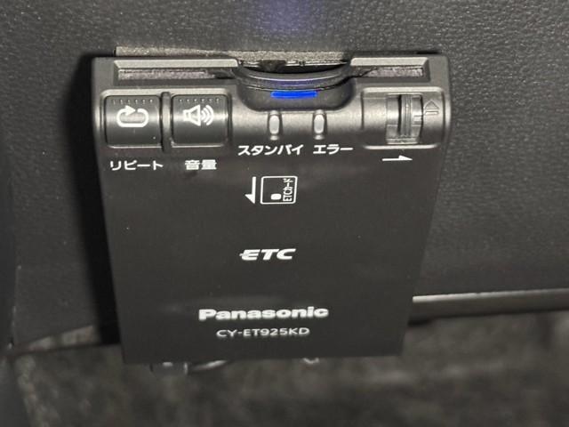 ヤリスクロス ハイブリッドＸ　衝突被害軽減ブレーキ　ＡＢＳ　アイドリングストップ　横滑り防止機能　ナビ　エアバッグ　パワーウインドウ　バックモニター　盗難防止システム　インテリキー　エアコン　キーレスエントリーキー　メモリーナビ（7枚目）