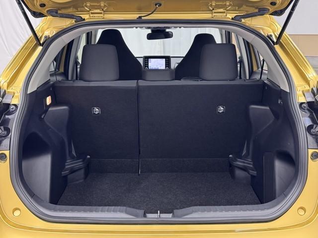 ヤリスクロス ハイブリッドＸ　衝突被害軽減ブレーキ　ＡＢＳ　アイドリングストップ　横滑り防止機能　ナビ　エアバッグ　パワーウインドウ　バックモニター　盗難防止システム　インテリキー　エアコン　キーレスエントリーキー　メモリーナビ（16枚目）