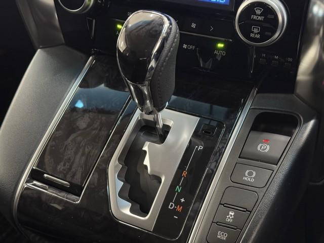 親しみやすいシフトです。　坂道や信号の多い日本では操作が簡単でいいです。　シフトチェンジしやすい所に考えられて配置されているので操作し易いですよ。