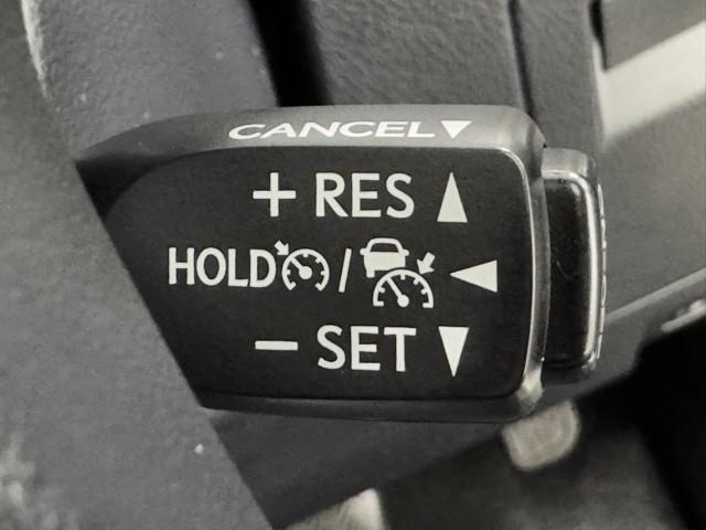 高速道路で便利なクルーズコントロール機能が付いていますよ。　速度を設定するとアクセルを踏まなくても一定の速度で走ることができるので足を休ませる事ができますね。