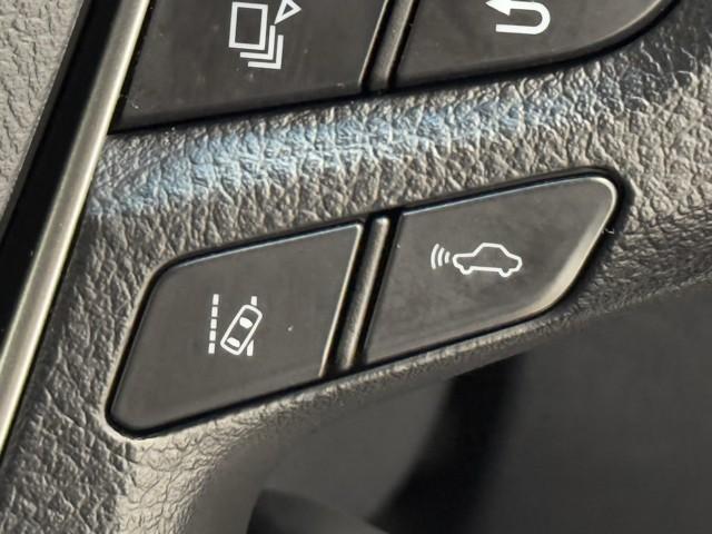 レーダークルーズコントロールです。　前の車との距離をレーダーで測り一定の車間距離に保ってくれますよ。詳細はスタッフまで。