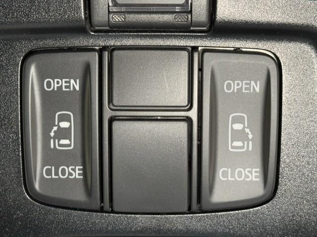 パワースライドドア装備で乗降りラクラク！　開閉もスイッチ一つでワンタッチですよ。　お子様やお年寄りの方も安心してお乗りできます。　坂道で開閉が重くなってしまう時に便利ですよ。