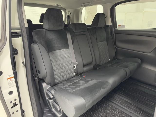 足元広々の座り心地良好、後席ですよ。　ドライビング中、長い間同じ体勢で居るのって大変ですよね。　長く座っているものだから、リラックスできるシートがいいですよね。