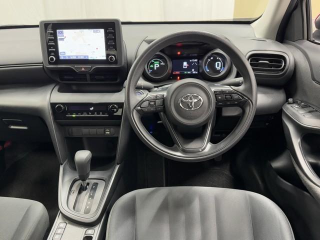 ヤリスクロス ハイブリッドＸ　衝突被害軽減ブレーキ　ＡＢＳ　アイドリングストップ　横滑り防止機能　ナビ　エアバッグ　パワーウインドウ　バックモニター　盗難防止システム　インテリキー　エアコン　キーレスエントリーキー　メモリーナビ（4枚目）