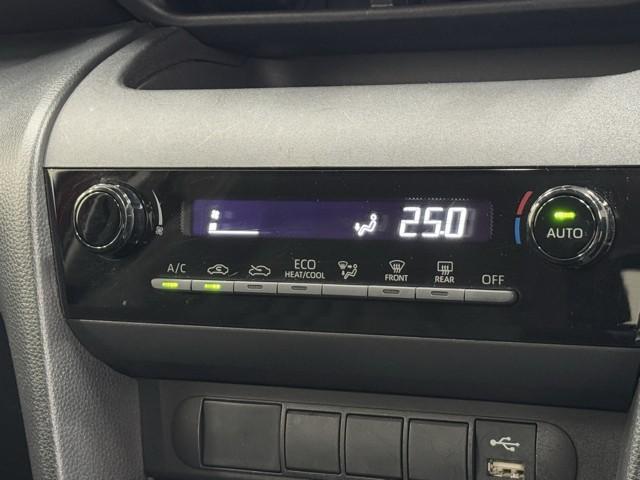 ヤリスクロス ハイブリッドＸ　衝突被害軽減ブレーキ　ＡＢＳ　アイドリングストップ　横滑り防止機能　ナビ　エアバッグ　パワーウインドウ　バックモニター　盗難防止システム　インテリキー　エアコン　キーレスエントリーキー　メモリーナビ（7枚目）