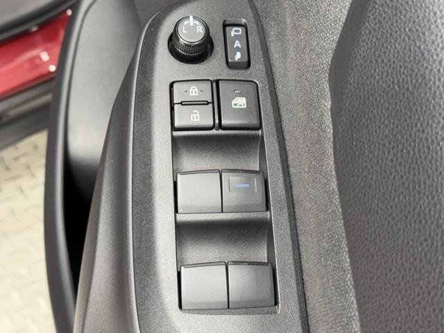 ヤリスクロス ハイブリッドＸ　衝突被害軽減ブレーキ　ＡＢＳ　アイドリングストップ　横滑り防止機能　ナビ　エアバッグ　パワーウインドウ　バックモニター　盗難防止システム　インテリキー　エアコン　キーレスエントリーキー　メモリーナビ（10枚目）