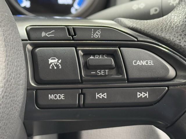 ヤリスクロス ハイブリッドＸ　衝突被害軽減ブレーキ　ＡＢＳ　アイドリングストップ　横滑り防止機能　ナビ　エアバッグ　パワーウインドウ　バックモニター　盗難防止システム　インテリキー　エアコン　キーレスエントリーキー　メモリーナビ（11枚目）