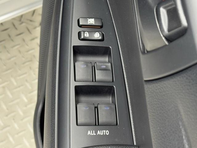 カローラフィールダー ＥＸ　Ｂカメラ　衝突回避システム　イモビライザー　記録簿　横滑り防止装置　フルセグ　ＡＵＸ　パワーウィンドウ　エアコン　スマートキー　パワーステアリング　エアバッグ　ＤＶＤ再生　４ＷＤ　メモリーナビ　ＡＢＳ（11枚目）