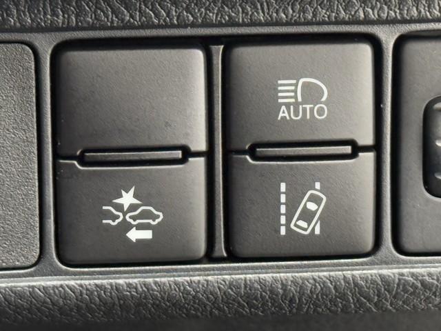 カローラフィールダー ＥＸ　Ｂカメラ　衝突回避システム　イモビライザー　記録簿　横滑り防止装置　フルセグ　ＡＵＸ　パワーウィンドウ　エアコン　スマートキー　パワーステアリング　エアバッグ　ＤＶＤ再生　４ＷＤ　メモリーナビ　ＡＢＳ（12枚目）