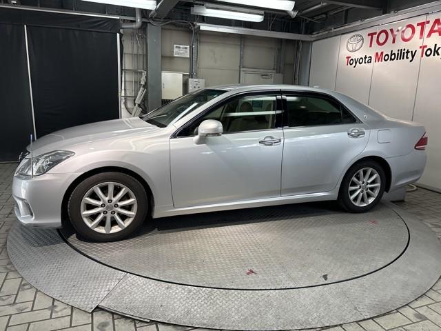 クラウン ３．０ロイヤルサルーン　アニバーサリーＥＤ　盗難防止システム　ドラレコ　ワンオーナー車　エアコン　オートクルーズコントロール　パワステ　ＡＢＳ　スマートキー　カーテンエアバック　ナビＴＶ　横滑り防止装置　エアバッグ　バックカメラ　ＥＴＣ　ＤＶＤ（5枚目）