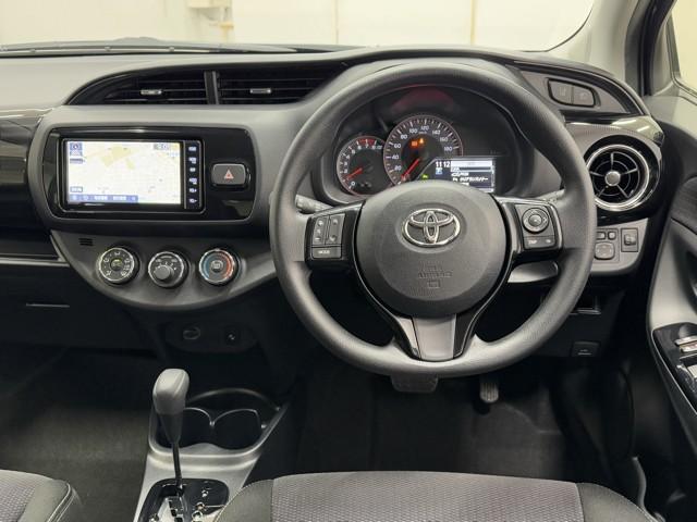 ヴィッツ F セーフティーエディションII 衝突回避ブレーキ ESC 盗難防止システム ABS キーレス パワステ ドラレコ スマートキー 1オーナー エアバッグ ナビTV パワーウインドウ バックカメラ メモリーナビ 記録簿 フルセグTV(4枚目)