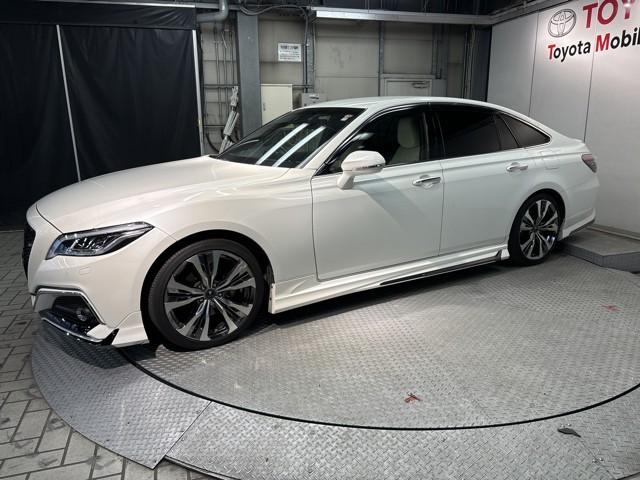 クラウンハイブリッド ＲＳアドバンス　地デジ　衝突被害軽減装置　ドライブレコーダ　エアロ　黒革シート　ＬＥＤヘットライト　後カメラ　クルコン　ＡＣ　Ｐシート　エアバッグ　ナビＴＶ　セキュリティーアラーム　１００Ｖ充電　キーフリー　アルミ（5枚目）