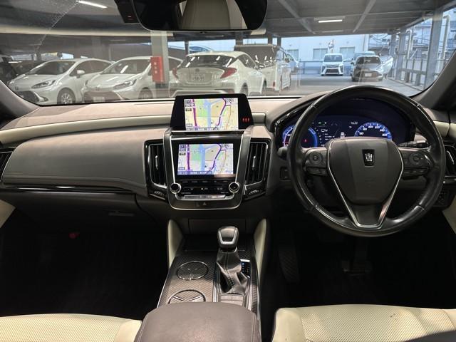 クラウンハイブリッド ＲＳアドバンス　地デジ　衝突被害軽減装置　ドライブレコーダ　エアロ　黒革シート　ＬＥＤヘットライト　後カメラ　クルコン　ＡＣ　Ｐシート　エアバッグ　ナビＴＶ　セキュリティーアラーム　１００Ｖ充電　キーフリー　アルミ（7枚目）