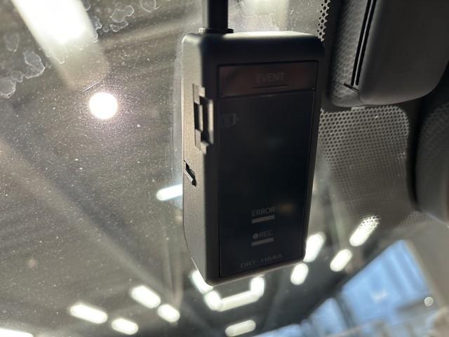 クラウンハイブリッド ＲＳアドバンス　地デジ　衝突被害軽減装置　ドライブレコーダ　エアロ　黒革シート　ＬＥＤヘットライト　後カメラ　クルコン　ＡＣ　Ｐシート　エアバッグ　ナビＴＶ　セキュリティーアラーム　１００Ｖ充電　キーフリー　アルミ（8枚目）