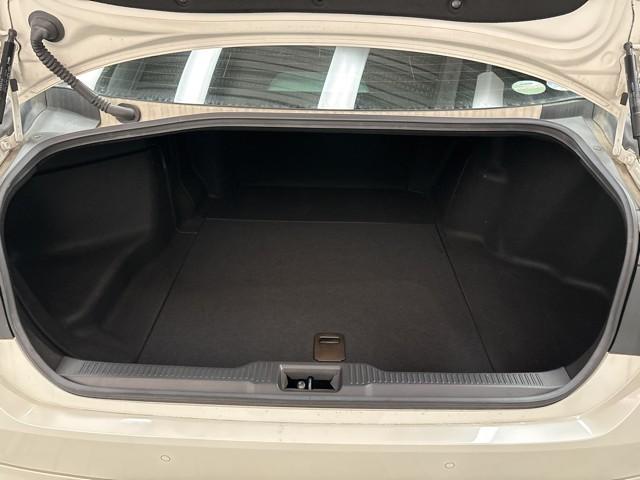 クラウンハイブリッド ＲＳアドバンス　地デジ　衝突被害軽減装置　ドライブレコーダ　エアロ　黒革シート　ＬＥＤヘットライト　後カメラ　クルコン　ＡＣ　Ｐシート　エアバッグ　ナビＴＶ　セキュリティーアラーム　１００Ｖ充電　キーフリー　アルミ（12枚目）