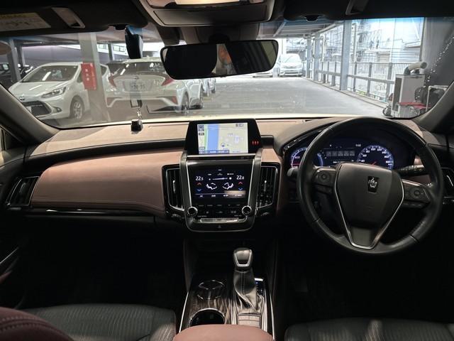 クラウンハイブリッド Ｓ　Ｃパッケージ　衝突軽減Ｂ　盗難防止システム　ワンオーナ　エアバッグ　クルコン　Ｂカメラ　ＬＥＤヘッドライト　アイドリングストップ　フルセグＴＶ　ＡＣ１００Ｖ電源　スマートキー＆プッシュスタート　パワーシート　アルミ（7枚目）