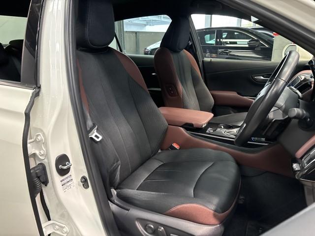 クラウンハイブリッド Ｓ　Ｃパッケージ　衝突軽減Ｂ　盗難防止システム　ワンオーナ　エアバッグ　クルコン　Ｂカメラ　ＬＥＤヘッドライト　アイドリングストップ　フルセグＴＶ　ＡＣ１００Ｖ電源　スマートキー＆プッシュスタート　パワーシート　アルミ（10枚目）