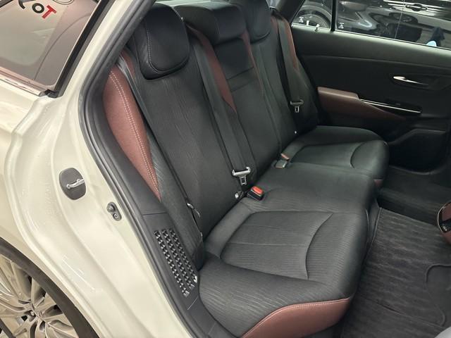 クラウンハイブリッド Ｓ　Ｃパッケージ　衝突軽減Ｂ　盗難防止システム　ワンオーナ　エアバッグ　クルコン　Ｂカメラ　ＬＥＤヘッドライト　アイドリングストップ　フルセグＴＶ　ＡＣ１００Ｖ電源　スマートキー＆プッシュスタート　パワーシート　アルミ（11枚目）