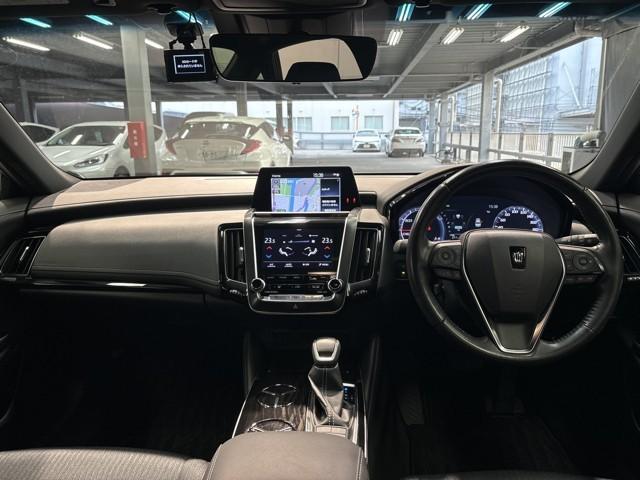 クラウンハイブリッド Ｇ　アルミ　ＬＥＤヘッド　キーフリー　記録簿　アイドリングストップ　横滑り防止機能　ＤＶＤ　ＥＴＣ　オートエアコン　ＡＵＸ　ＡＢＳ　メモリナビ　盗難防止装置　エアバッグ　オートクルーズコントロール（7枚目）