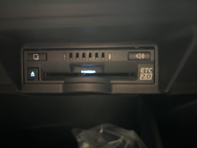 クラウンハイブリッド Ｇ　アルミ　ＬＥＤヘッド　キーフリー　記録簿　アイドリングストップ　横滑り防止機能　ＤＶＤ　ＥＴＣ　オートエアコン　ＡＵＸ　ＡＢＳ　メモリナビ　盗難防止装置　エアバッグ　オートクルーズコントロール（9枚目）