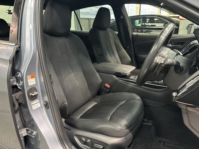 クラウンハイブリッド Ｇ　アルミ　ＬＥＤヘッド　キーフリー　記録簿　アイドリングストップ　横滑り防止機能　ＤＶＤ　ＥＴＣ　オートエアコン　ＡＵＸ　ＡＢＳ　メモリナビ　盗難防止装置　エアバッグ　オートクルーズコントロール（10枚目）