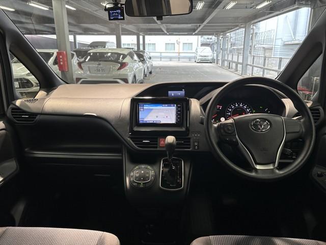 ノア Ｘ　ブレーキサポート　イモビライザー　アイドリングストッ　ＡＵＸ　デュアルエアコン　ワンオーナー車　クルーズＣ　バックモニタ－　ＬＥＤランプ　スマートキ　オートエアコン　ＥＳＣ　フルフラット　ナビ＆ＴＶ（7枚目）