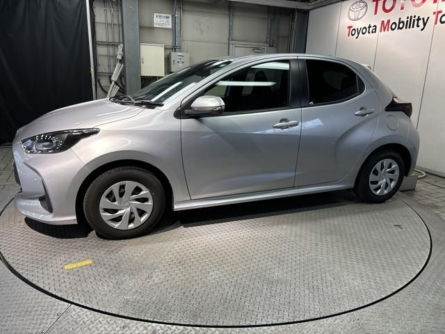 ヤリス ハイブリッドG Iストップ サイドエアバッグ スマートキ ナビ Bモニター ドライブレコーダー ETC車載器 横滑り防止装置 クルコン セキュリティアラーム メディアプレイヤー接続 パワステ 点検記録簿 キーフリー(5枚目)