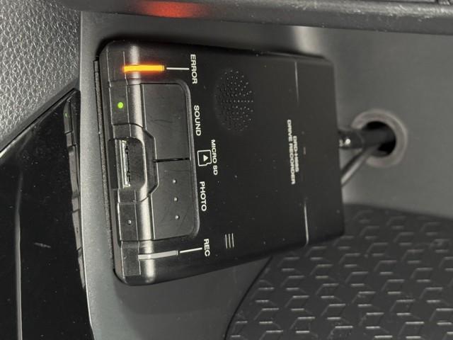 ヤリス ハイブリッドＧ　衝突被害軽減ブレーキ　Ｉストップ　スマートキ　ナビ　Ｂモニター　ドライブレコーダー　ＥＴＣ車載器　横滑り防止装置　クルコン　セキュリティアラーム　メディアプレイヤー接続　１００Ｖ電源　パワステ　ＡＢＳ（12枚目）