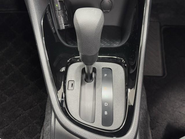 ヤリス ハイブリッドＧ　衝突被害軽減ブレーキ　Ｉストップ　スマートキ　ナビ　Ｂモニター　ドライブレコーダー　ＥＴＣ車載器　横滑り防止装置　クルコン　セキュリティアラーム　メディアプレイヤー接続　１００Ｖ電源　パワステ　ＡＢＳ（15枚目）