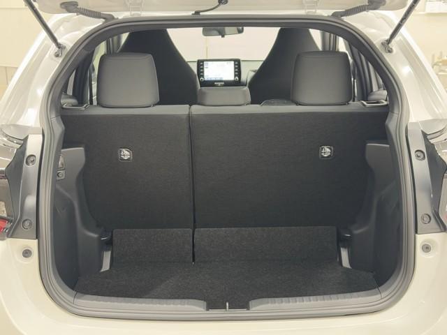 ヤリス ハイブリッドＧ　衝突被害軽減ブレーキ　Ｉストップ　スマートキ　ナビ　Ｂモニター　ドライブレコーダー　ＥＴＣ車載器　横滑り防止装置　クルコン　セキュリティアラーム　メディアプレイヤー接続　１００Ｖ電源　パワステ　ＡＢＳ（19枚目）