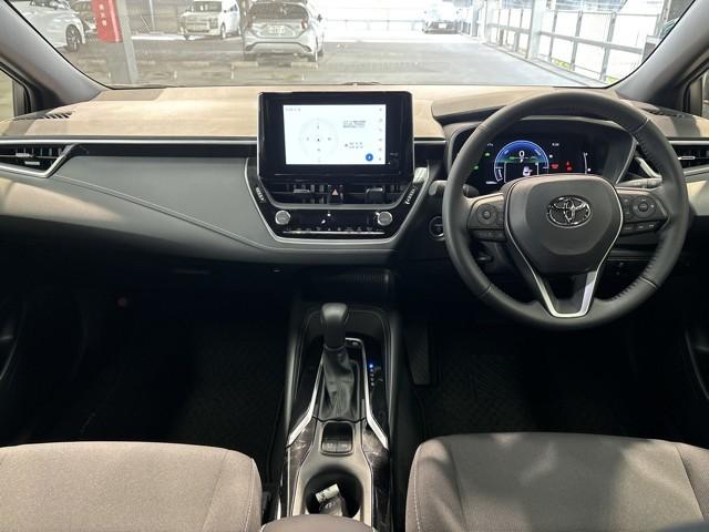 シックな色使いの運転席周りですね。すっきりとしたデザインで上品な色使いです。居心地の良い運転席、長く座ってられるリラックスできるデザインがいいですね。