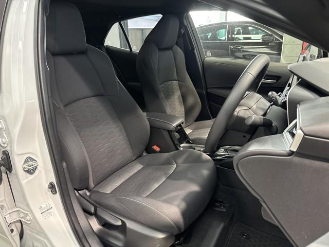 シンプルながら座り心地の良いシートです。　ホールド感も良いので長いドライビングでも疲れにくいんです。