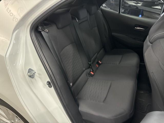 足元広々の座り心地良好、後席ですよ。　ドライビング中、長い間同じ体勢で居るのって大変ですよね。　長く座っているものだから、リラックスできるシートがいいですよね。