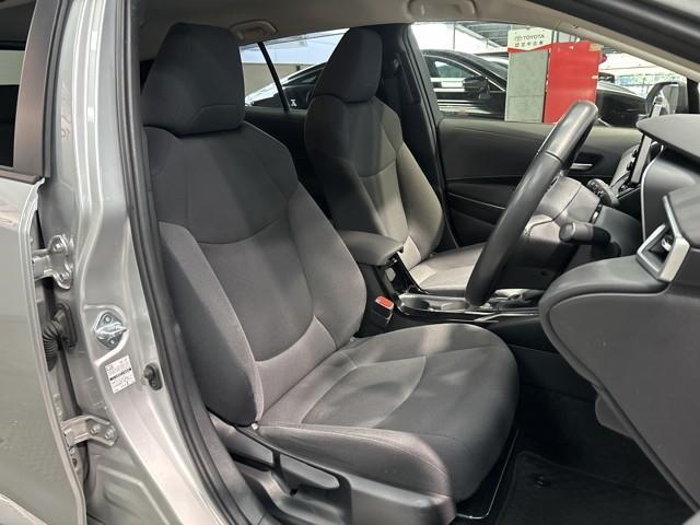 カローラツーリング ハイブリッド　Ｓ　インテリジェントクリアランスソナー　ドラレコ付き　Ｒカメラ　ＡＡＣ　ＬＥＤライト　メディアプレイヤー接続　横滑防止装置　整備記録簿　クルコン　ＥＴＣ車載器　ナビ＆ＴＶ　キーフリーシステム　スマートキー（10枚目）