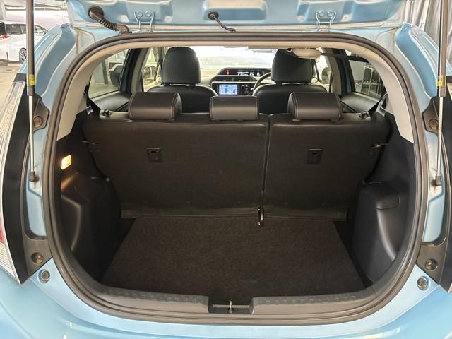 アクア Ｘ－アーバン　スマートエントリー　ナビＴＶ　パワーステアリング　ＡＵＴＯエアコン　パワーウインドウ　ＡＢＳ　ＡＷ　デュアルエアバッグ　運転席エアバッグ　メモリーナビ　ワンセグテレビ　キーフリーシステム（12枚目）