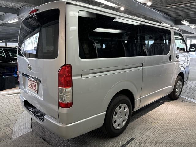 ハイエースバン DX GLパッケージ Bカメラ リモコンキー 横滑り防止 オートエアコン パワーウィンドウ エアバッグ AC100V パワステ 盗難防止装置 ABS メンテナンスノート ETC ドラレコ プリクラッシュセーフティ(5枚目)