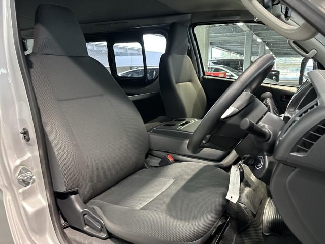 ハイエースバン DX GLパッケージ Bカメラ リモコンキー 横滑り防止 オートエアコン パワーウィンドウ エアバッグ AC100V パワステ 盗難防止装置 ABS メンテナンスノート ETC ドラレコ プリクラッシュセーフティ(10枚目)