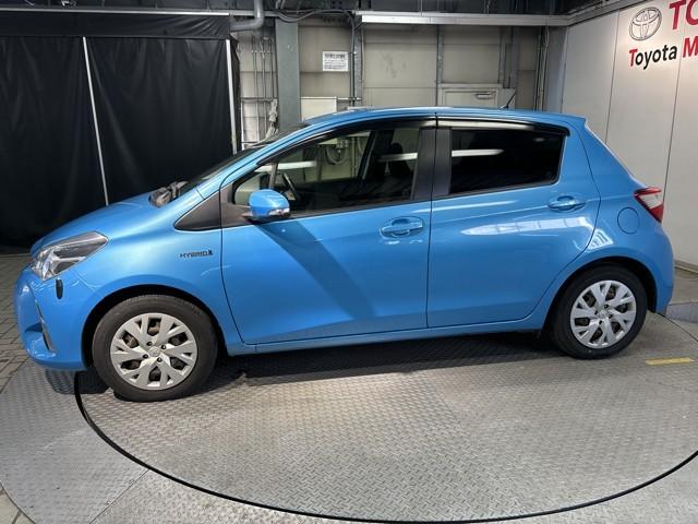 ヴィッツ ハイブリッドU ドライブレコーダー バックガイドモニター 衝突軽減システム 地デジ AUX DVD再生可 ETC オートエアコン クルーズコントロール メモリナビ エアバッグ キーフリー 横滑り防止機能 ナビ&TV(5枚目)