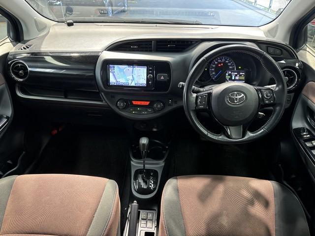 ヴィッツ ハイブリッドU ドライブレコーダー バックガイドモニター 衝突軽減システム 地デジ AUX DVD再生可 ETC オートエアコン クルーズコントロール メモリナビ エアバッグ キーフリー 横滑り防止機能 ナビ&TV(6枚目)