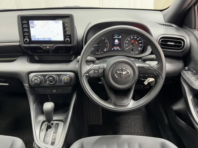 ヤリス X PCS 横滑り防止装置付き 記録簿有 ワイヤレスキー バックガイドモニター 盗難防止 サイドエアバック エアコン Wエアバッグ パワーウインドウ ETC付き パワステ 運転席エアバッグ ナビ ABS(4枚目)