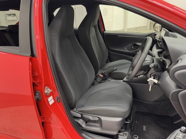 ヤリス X PCS 横滑り防止装置付き 記録簿有 ワイヤレスキー バックガイドモニター 盗難防止 サイドエアバック エアコン Wエアバッグ パワーウインドウ ETC付き パワステ 運転席エアバッグ ナビ ABS(15枚目)