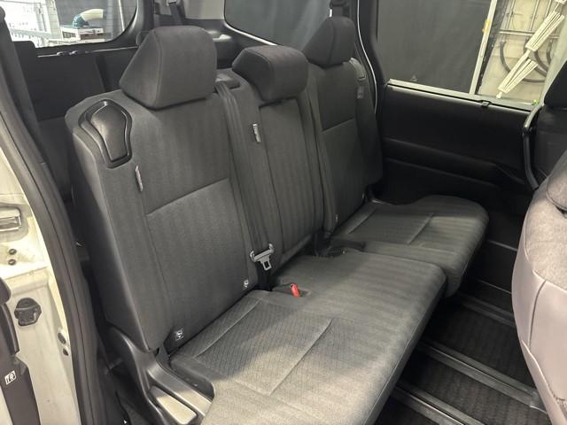 ノア G 衝突軽減ブレーキ 地上デジタル LEDライト アルミ キーフリー クルコン 盗難防止装置 DVD再生 横滑り防止 3列シート メモリーナビ Bカメラ 記録簿 ミュージックプレイヤー接続可 ドラレコ(10枚目)