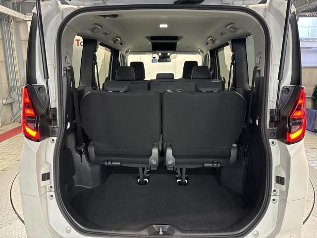 ノア G 衝突軽減ブレーキ 地上デジタル LEDライト アルミ キーフリー クルコン 盗難防止装置 DVD再生 横滑り防止 3列シート メモリーナビ Bカメラ 記録簿 ミュージックプレイヤー接続可 ドラレコ(11枚目)