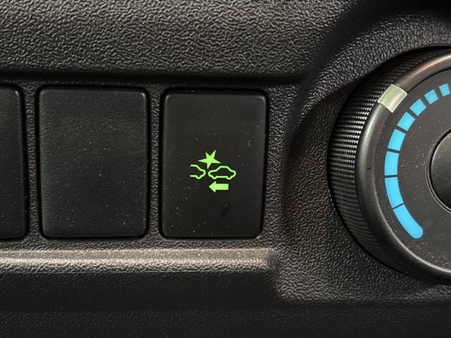 ハイエースバン DX GLパッケージ PS 運転席エアバック キーレスキー ワンセグTV 横滑り防止機能 ミュージックプレイヤー接続可 盗難防止装置 記録簿 ABS ナビTV 4WD メモリーナビ エアコン ETC付き PW TSS(8枚目)