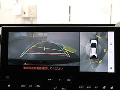 パノラミックビューモニターシステムが付いているので車の上から見た映像が確認できますよ。　一目で車両周辺の情報を確認できますが、直接安全をご確認下さい。 6